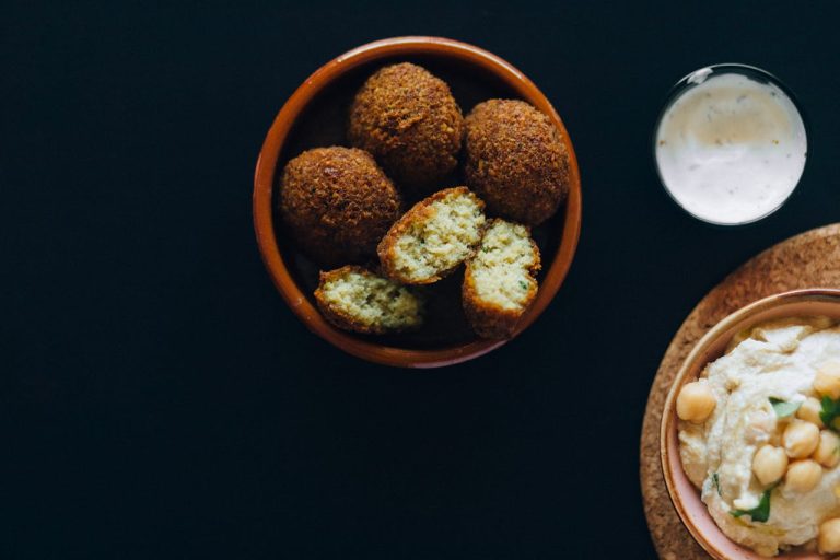 Falafels au four et leur super salade accompagnée d’une sauce crème de tofu