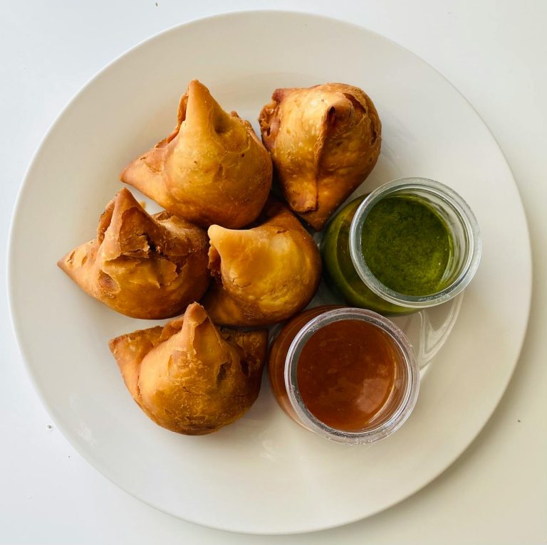 Samoussas légers à deux variantes (poulet-curry-tomate et poulet-poivrons)