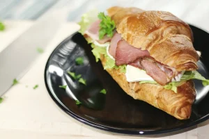 Croissant au jambon