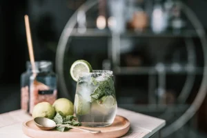 Le Mojito : Origine et Histoire du Cocktail Préféré de l’Été