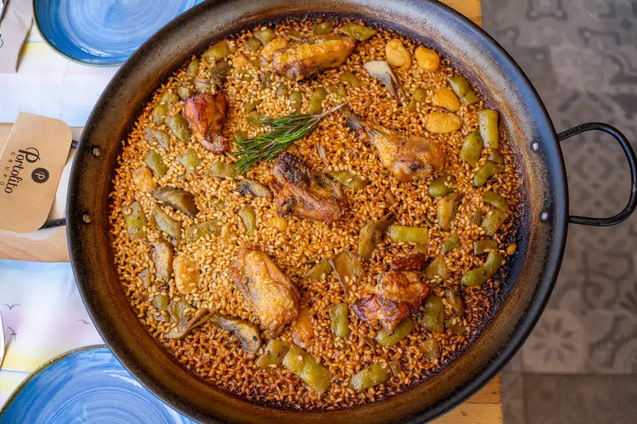 Paella au poulet et chorizo