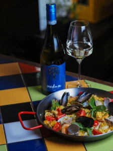 Que boire avec une paella : l’art de choisir le bon verre !