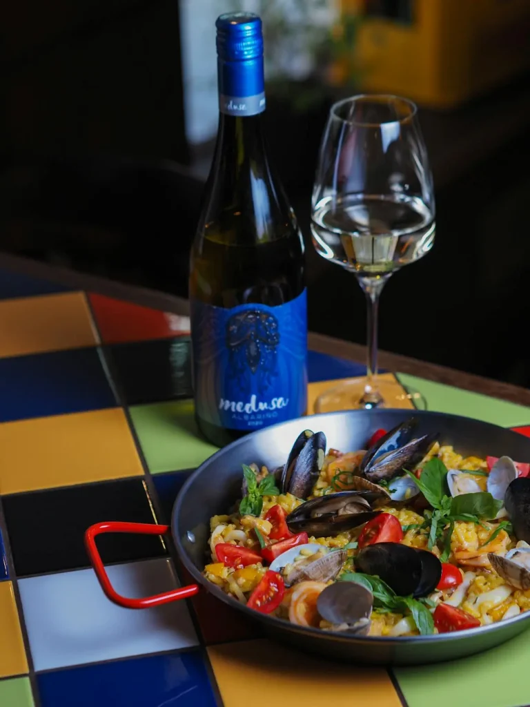 Que boire avec une paella : l’art de choisir le bon verre !